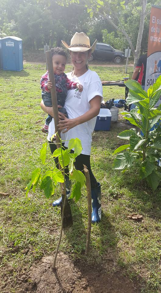 Gina y Adrian reforestando